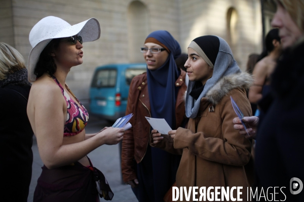 Action de rsf dans les rues de paris pour sensibiliser l opinion a la repression contre les journalistes dans les pays touristiques.