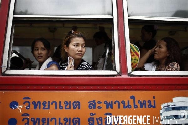 Crise en thailande (suite): evacuation en bus du camp ou s etaient refugies, dans la cour d un monastere, les chemises rouges apres l intervention de l armee thailandaise mettant fin a pres de trois mois de conflit.