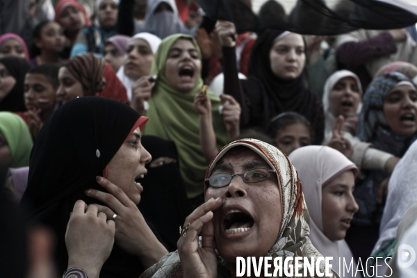 Rassemblement sur la place tahrir pour denoncer le coup institutionnel des militaires au pouvoir.