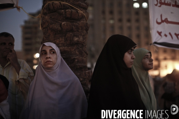 Rassemblement sur la place tahrir pour denoncer le coup institutionnel des militaires au pouvoir.