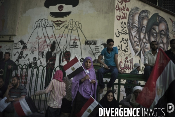 Rassemblement sur la place tahrir pour denoncer le coup institutionnel des militaires au pouvoir.