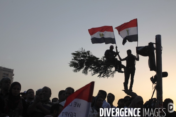 Rassemblement sur la place tahrir pour denoncer le coup institutionnel des militaires au pouvoir.