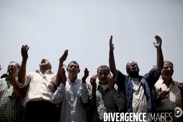 Manifestation sur la place tahrir, jour de priere, contre la dissolution du parlement.