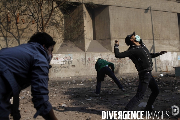 Affrontements sur la place tahrir entre les militaires et les revolutionnaires pour le 5eme jour consecutif.
