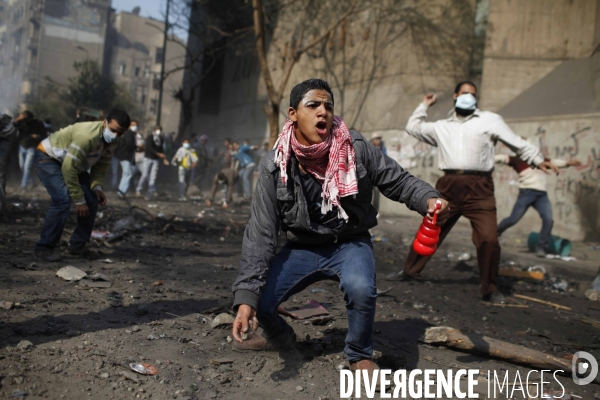 Affrontements sur la place tahrir entre les militaires et les revolutionnaires pour le 5eme jour consecutif.
