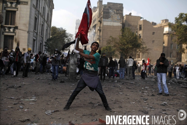 Affrontements sur la place tahrir entre les forces de l ordre et les revolutionnaires pour le 5eme jour consecutif.