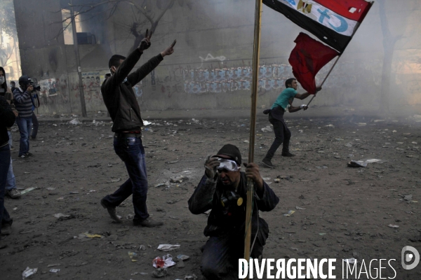 Affrontements sur la place tahrir entre les forces de l ordre et les revolutionnaires pour le 5eme jour consecutif.