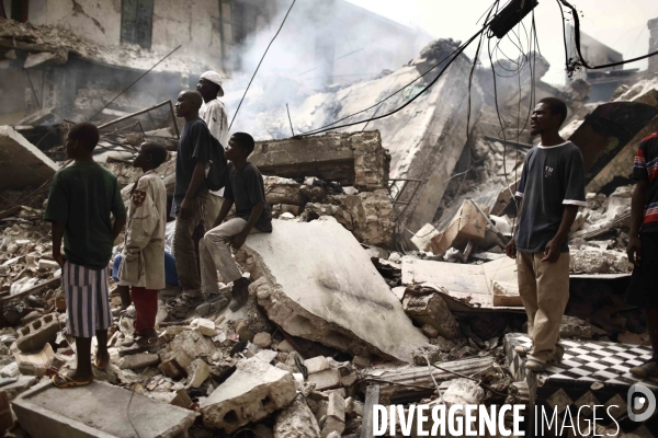 Seisme en haiti. scenes de pillages dans les rues de port-au-prince.