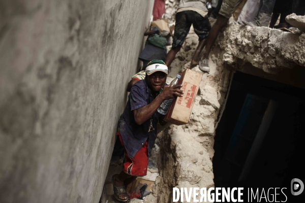 Seisme en haiti. scenes de pillages dans les rues de port-au-prince.