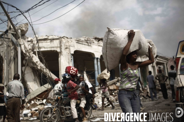 Seisme en haiti. scenes de pillages dans les rues de port-au-prince.