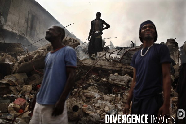 Seisme en haiti. scenes de pillages dans les rues de port-au-prince.
