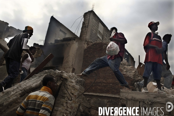 Seisme en haiti. scenes de pillages dans les rues de port-au-prince.