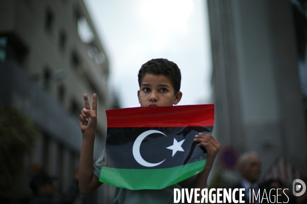 Manifestation de la communaute libyenne en tunisie devant l ambassade de libye a tunis, apres l annonce de la mort de kadhafi.