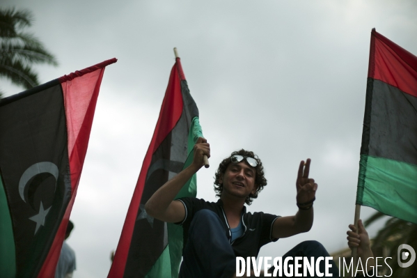 Manifestation de la communaute libyenne en tunisie devant l ambassade de libye a tunis, apres l annonce de la mort de kadhafi.