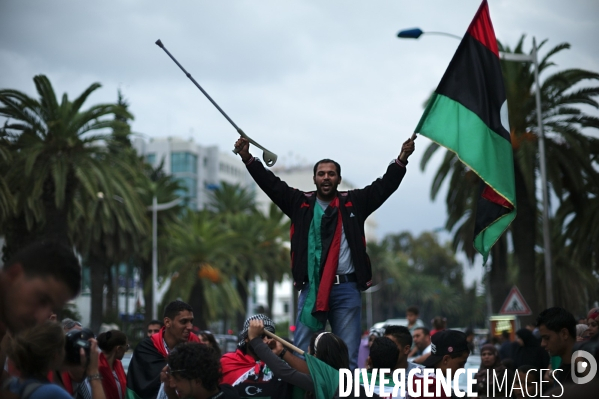 Manifestation de la communaute libyenne en tunisie devant l ambassade de libye a tunis, apres l annonce de la mort de kadhafi.