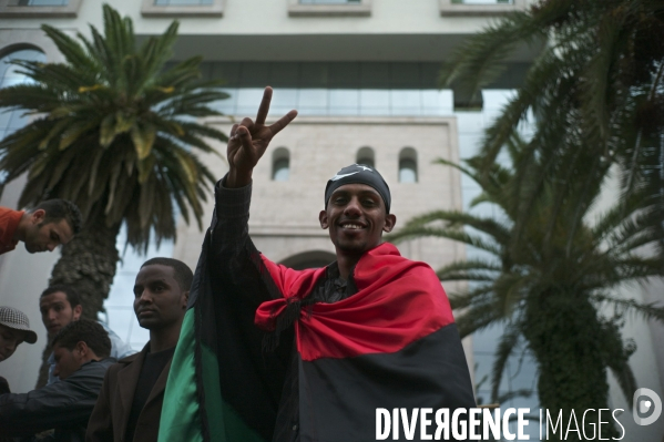 Manifestation de la communaute libyenne en tunisie devant l ambassade de libye a tunis, apres l annonce de la mort de kadhafi.