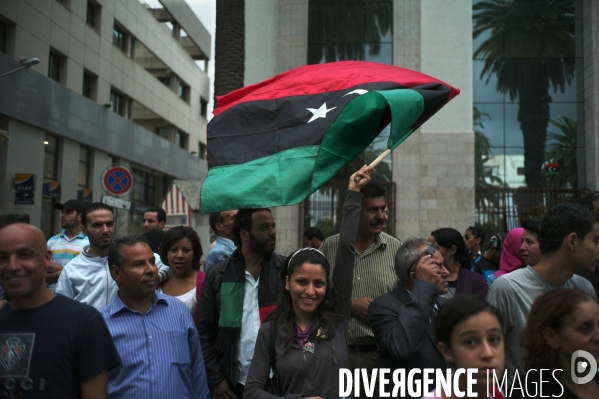 Manifestation de la communaute libyenne en tunisie devant l ambassade de libye a tunis, apres l annonce de la mort de kadhafi.