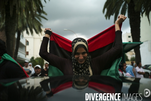 Manifestation de la communaute libyenne en tunisie devant l ambassade de libye a tunis, apres l annonce de la mort de kadhafi.
