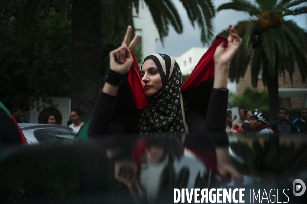 Manifestation de la communaute libyenne en tunisie devant l ambassade de libye a tunis, apres l annonce de la mort de kadhafi.