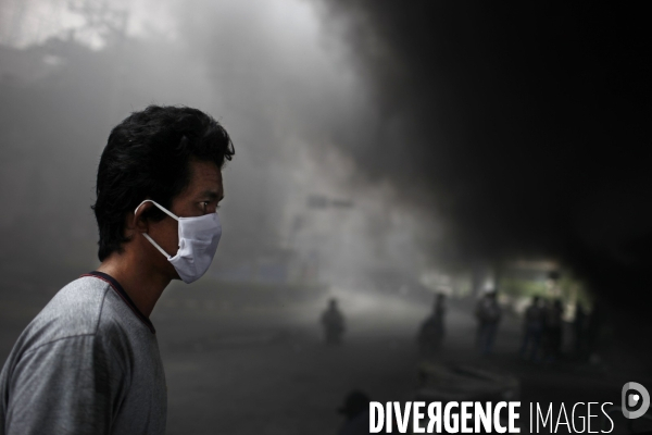 Crise en thailande (suite): affrontement des partisants des chemises rouges, qui reclament la demission du gouvernement depuis plus de 2 mois, et les forces militaires thailandaises.