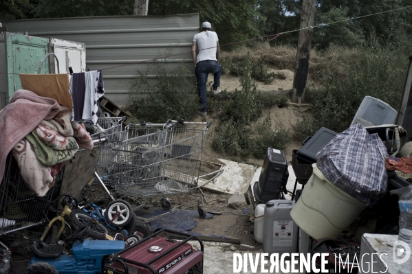 Camp de roms en banlieue parisienne