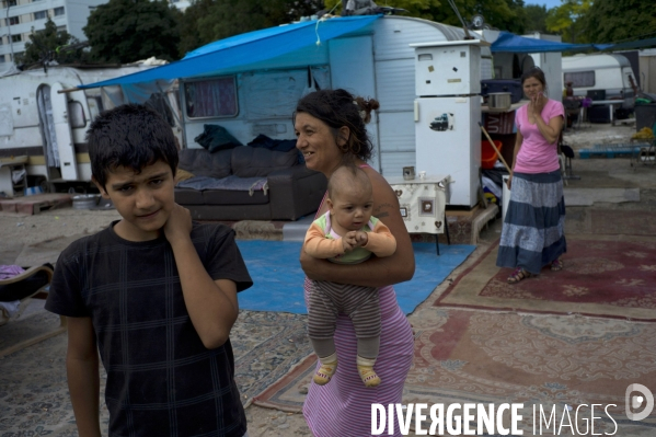 Camp de roms en banlieue parisienne