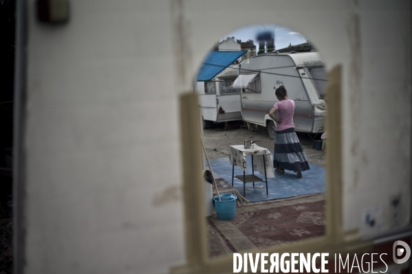 Camp de roms en banlieue parisienne