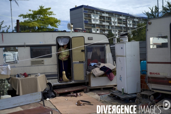 Camp de roms en banlieue parisienne