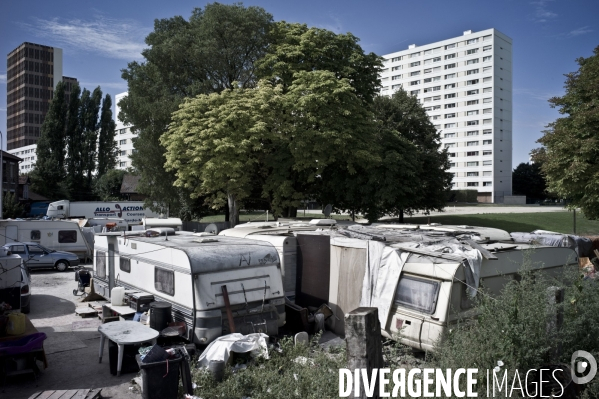 Camp de roms en banlieue parisienne