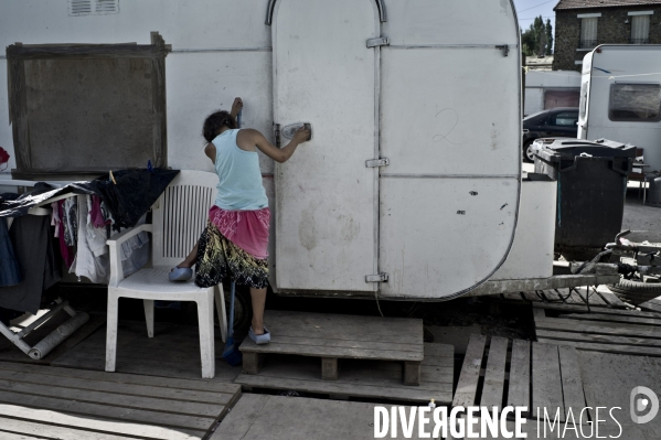 Camp de roms en banlieue parisienne