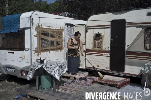 Camp de roms en banlieue parisienne