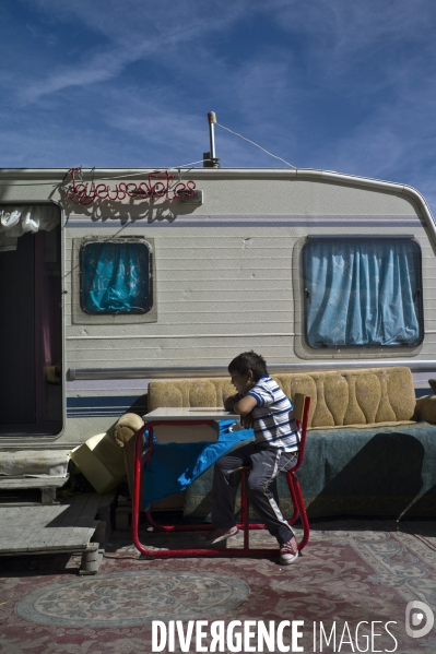 Camp de roms en banlieue parisienne
