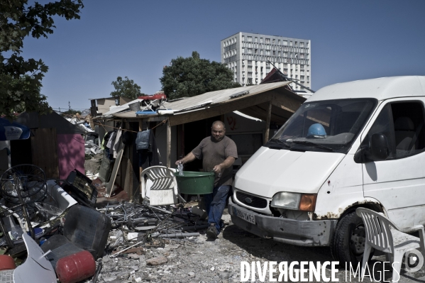 Camp de roms en banlieue parisienne