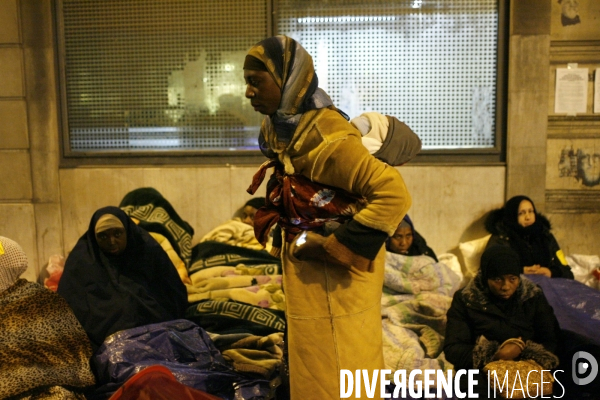 Le dal et les sans logis de la rue de la banque organisaient une nuit de solidarite invitant les gens a venir dormir aux cotes des familles installees depuis le 03 octobre.