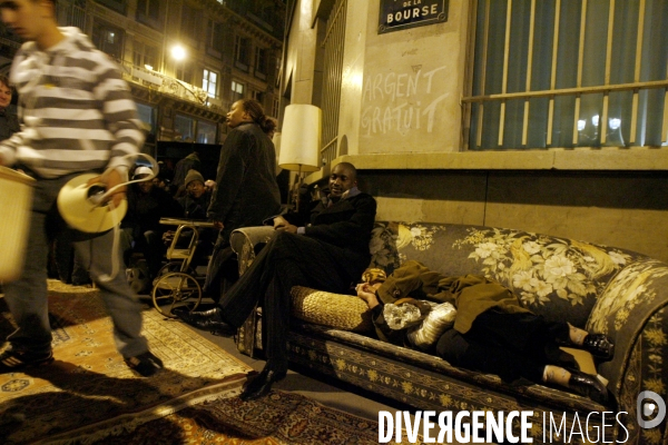Le dal et les sans logis de la rue de la banque organisaient une nuit de solidarite invitant les gens a venir dormir aux cotes des familles installees depuis le 03 octobre.