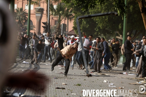 Affrontements entre les partisants du president egyptien moubarak et les manifestants qui occupaient la place tahrir pour demander la demission de celui-ci.