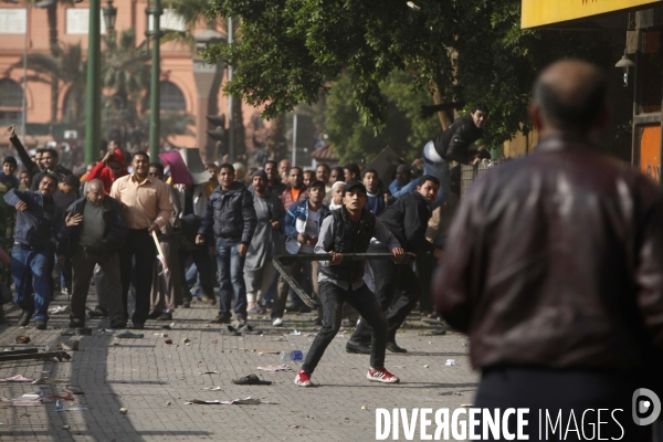 Affrontements entre les partisants du president egyptien moubarak et les manifestants qui occupaient la place tahrir pour demander la demission de celui-ci.