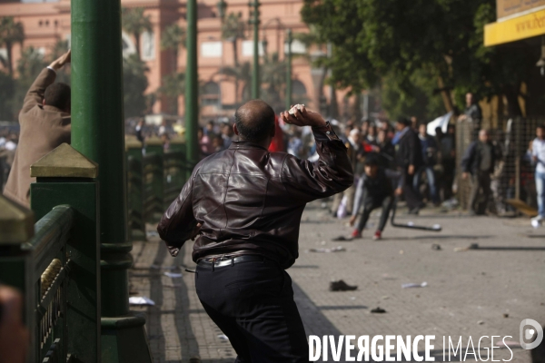 Affrontements entre les partisants du president egyptien moubarak et les manifestants qui occupaient la place tahrir pour demander la demission de celui-ci.