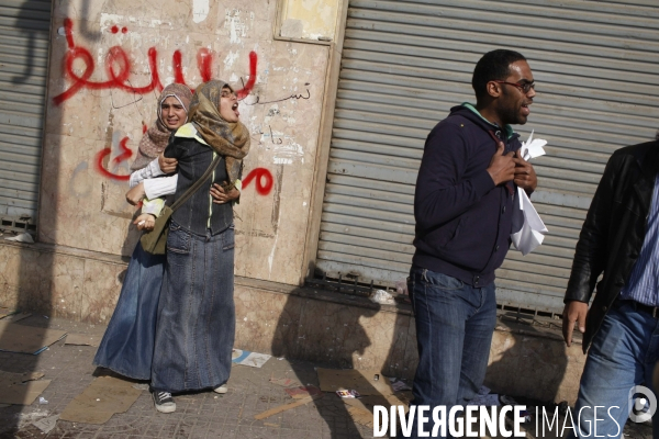 Affrontements entre les partisants du president egyptien moubarak et les manifestants qui occupaient la place tahrir pour demander la demission de celui-ci.