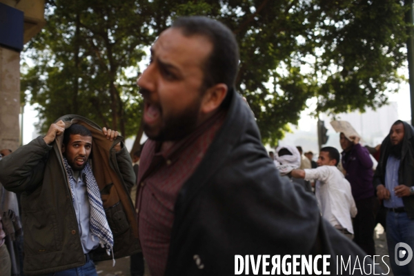 Affrontements entre les partisants du president egyptien moubarak et les manifestants qui occupaient la place tahrir pour demander la demission de celui-ci.