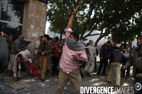 Affrontements entre les partisants du president egyptien moubarak et les manifestants qui occupaient la place tahrir pour demander la demission de celui-ci.