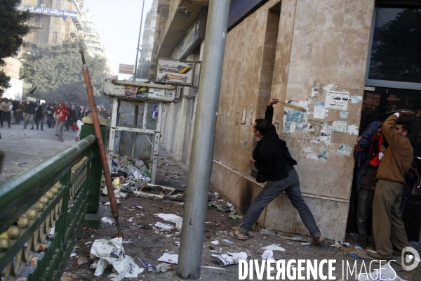 Affrontements entre les partisants du president egyptien moubarak et les manifestants qui occupaient la place tahrir pour demander la demission de celui-ci.