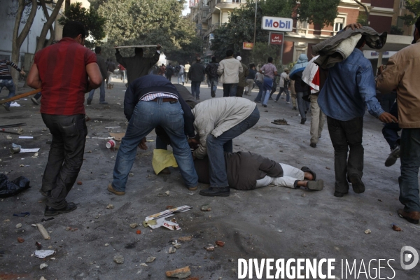 Affrontements entre les partisants du president egyptien moubarak et les manifestants qui occupaient la place tahrir pour demander la demission de celui-ci.