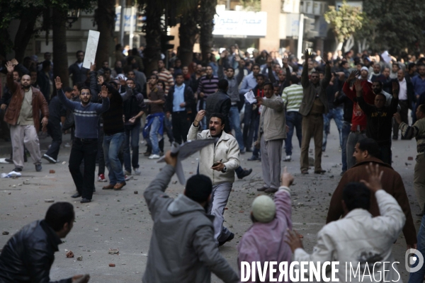 Affrontements entre les partisants du president egyptien moubarak et les manifestants qui occupaient la place tahrir pour demander la demission de celui-ci.