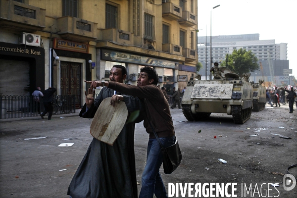 Affrontements entre les partisants du president egyptien moubarak et les manifestants qui occupaient la place tahrir pour demander la demission de celui-ci.