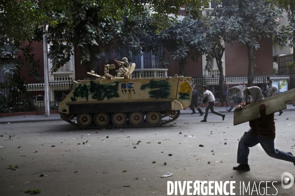 Affrontements entre les partisants du president egyptien moubarak et les manifestants qui occupaient la place tahrir pour demander la demission de celui-ci.