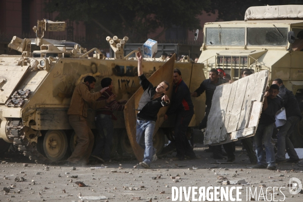 Affrontements entre les partisants du president egyptien moubarak et les manifestants qui occupaient la place tahrir pour demander la demission de celui-ci.