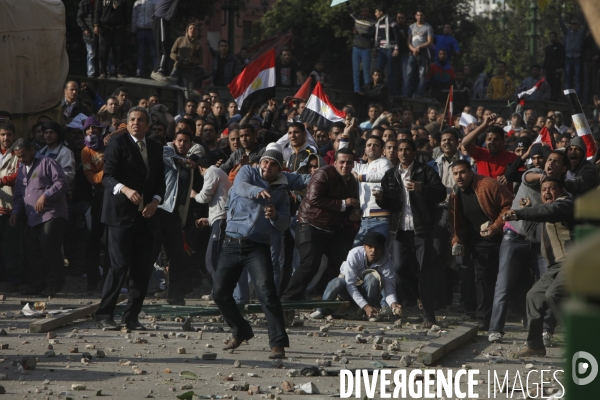 Affrontements entre les partisants du president egyptien moubarak et les manifestants qui occupaient la place tahrir pour demander la demission de celui-ci.