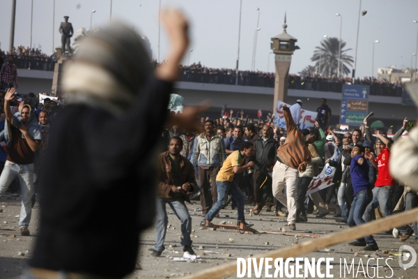 Affrontements entre les partisants du president egyptien moubarak et les manifestants qui occupaient la place tahrir pour demander la demission de celui-ci.