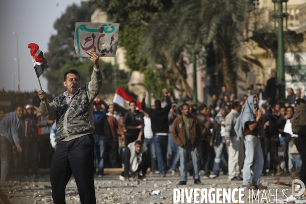 Affrontements entre les partisants du president egyptien moubarak et les manifestants qui occupaient la place tahrir pour demander la demission de celui-ci.